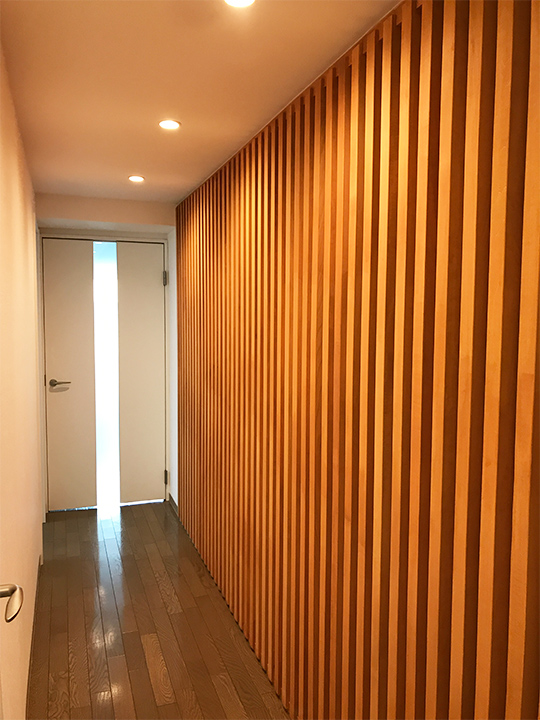 廊下は従来のクロス貼りからデザインを一変させ、木材の暖かみと洗練された印象に。