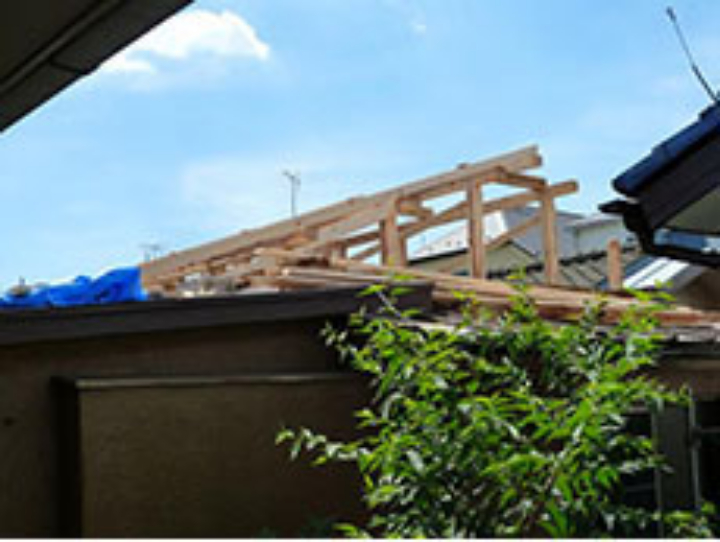 既存の屋根は解体し、増築部分も含めた新しい大きな屋根を作ります。