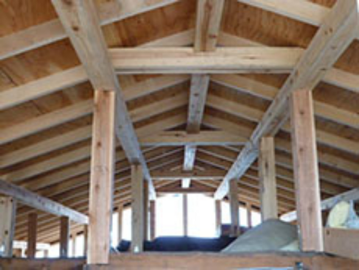 部屋からは天井で見られない屋根の構造部分です。梁の上に束を立て、小屋を作ります。