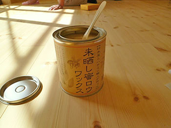 床には小川耕太郎＆百合子社の不動の商品。自然塗料「蜜蝋（みつろう）ワックス」でお客様と一緒にＤＩＹ仕上げを施しました！
