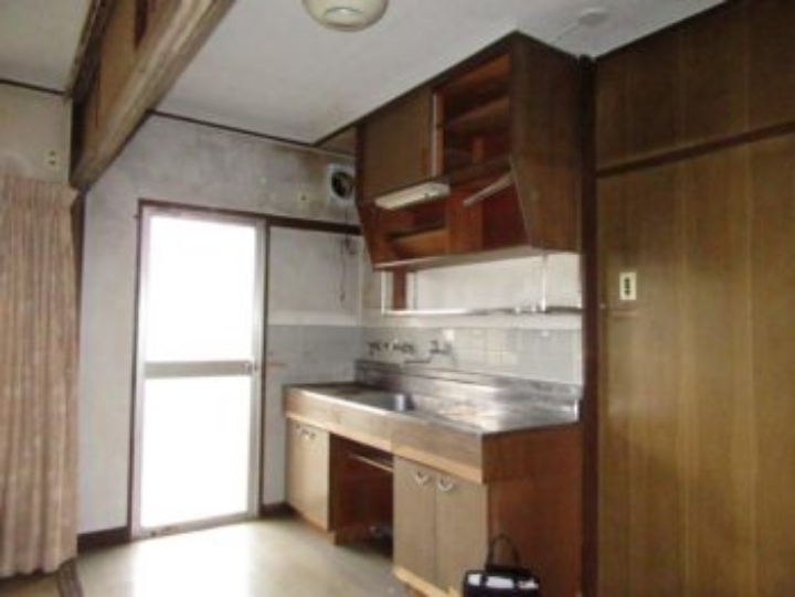 台所とその奥の和室の間仕切壁を撤去してワンルームにし、広々した空間にします。