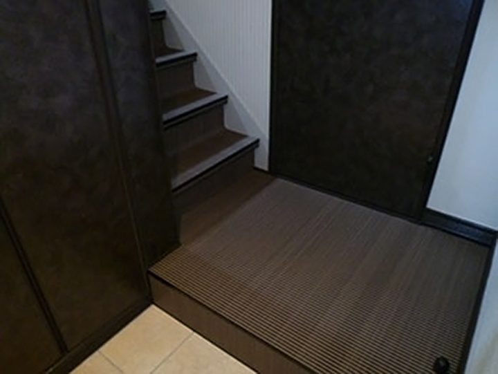 階段は古くなったカーペットをはがし、新しく滑りにくいノンスリップカーペットを敷き詰めました。