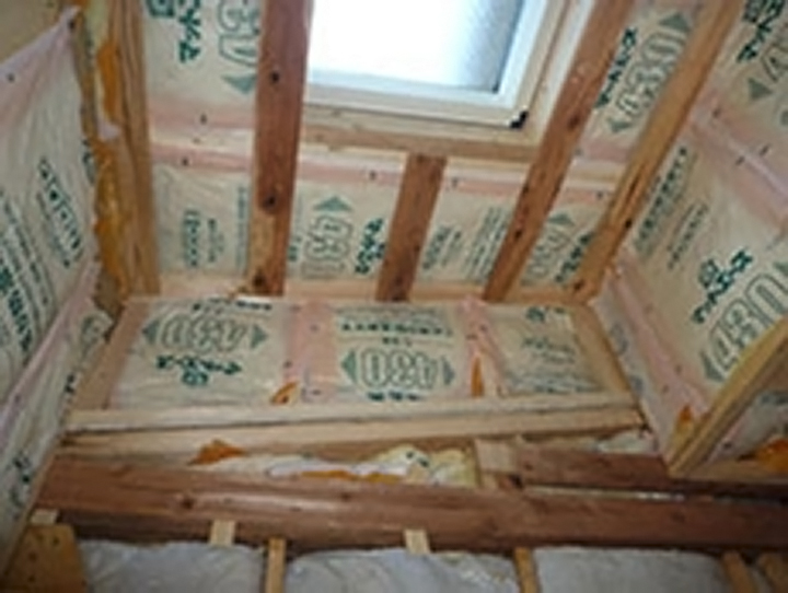 壁と天井には、断熱材を敷き詰めます。