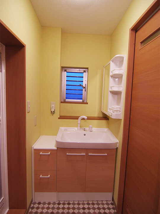 洗面台の横の収納の扉には鏡がついているので、扉を開ければ鏡を見ることができます。
