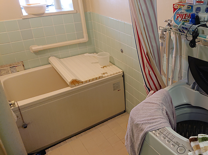 施工前の浴室のお写真です。<br />
浴室と洗濯機置き場は仕切られておらず、洗濯機の故障・感電・漏電の恐れがありました。<br />
