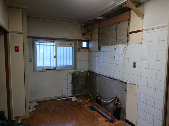 施工中のキッチンのお写真です。<br />
既存のキッチンを解体し、タイル壁もお手入れしやすいキッチンパネルに貼り替えていきます。