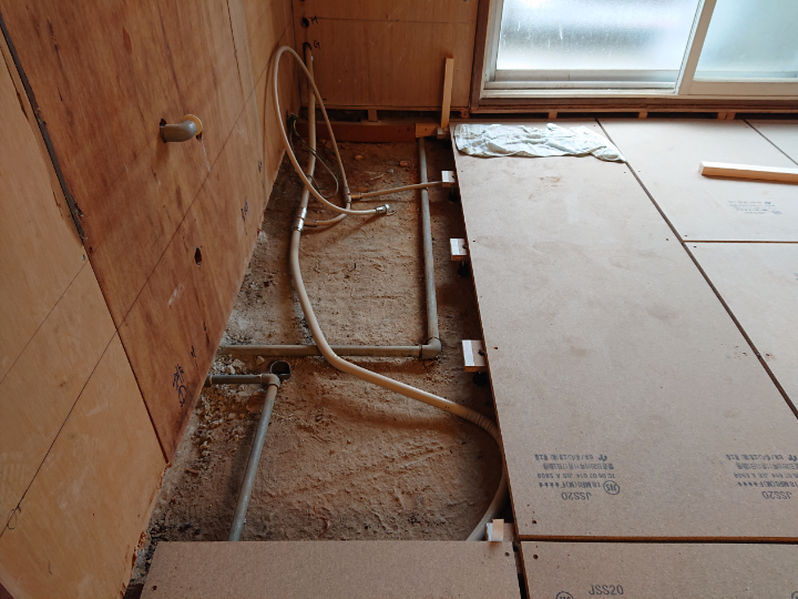 キッチン部分は排水管を施工したのちにフローリングを貼ります。