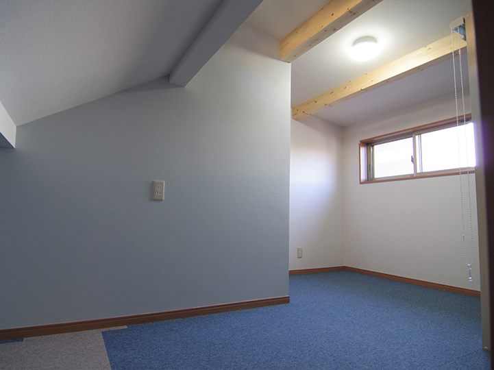 出窓を付けたことにより、屋根裏でも部屋全体が明るくなります。