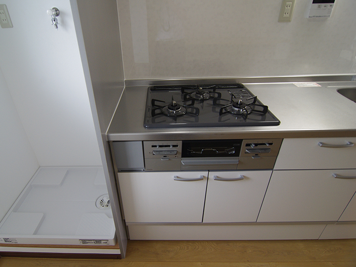 キッチンの横には洗濯機置き場を設置しました。<br />
これで洗濯機の故障・感電・漏電の心配もなくなりました。