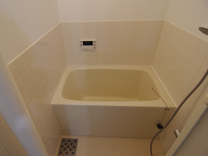 浴室は扉を設置することでシャワースペースを確保し、プライバシーも守れるようになりました。