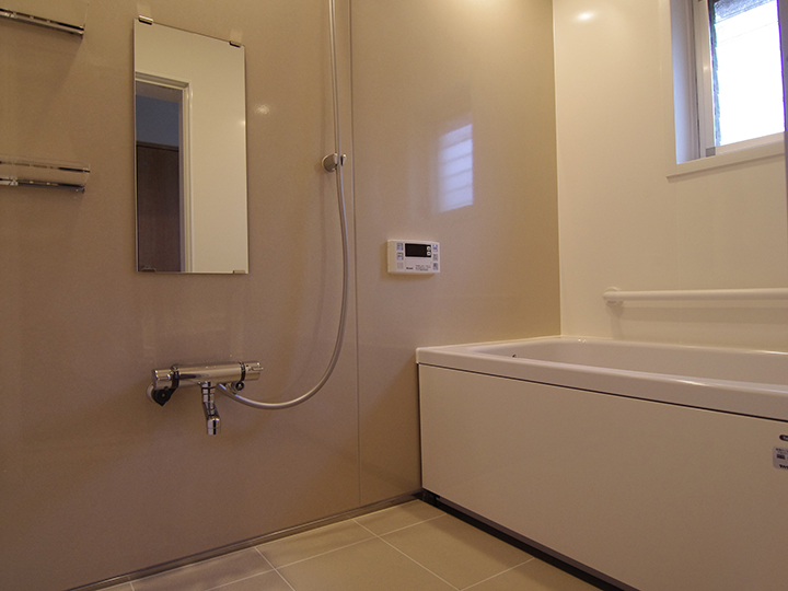 施工後の浴室のお写真です。<br />
浴室の壁をタイルからバスパネルに貼り替えたことで、温かいだけでなくお手入れしやすい浴室になりました。