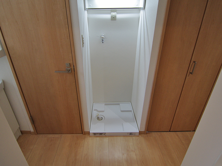浴室の正面には、スペースを有効活用し、洗濯機置き場を設置しました。