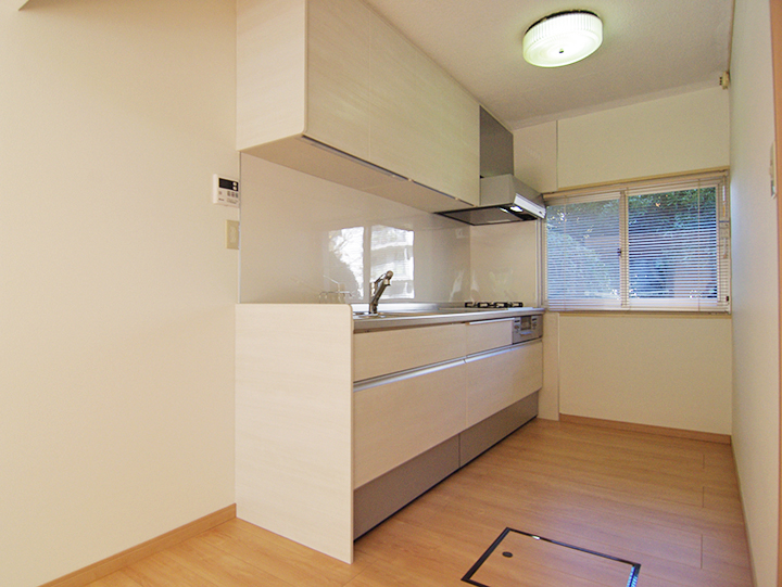 白で統一されたキッチンと壁紙が清潔感を与える空間になりました。