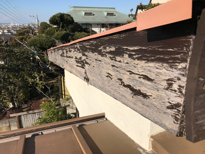 屋根の木材部分の塗装が剥がれています。