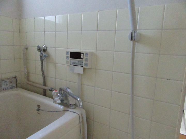 施工前の浴室のお写真です。<br />
タイルの壁は寒く、ヒートショックが心配でした。