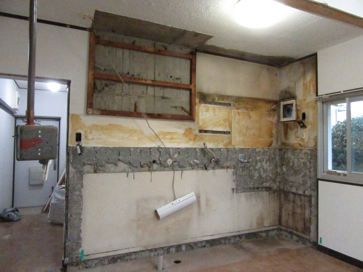 既存のキッチンを解体し、タイル壁もお手入れしやすいキッチンパネルに貼り替えていきます。