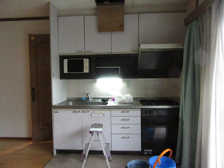 施工前のキッチンの写真です。<br />
作業スペースが少なく使い勝手の悪いキッチンでした。