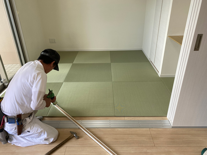 和室用の畳も敷き、扉レールなど細部まで丁寧に施工します。