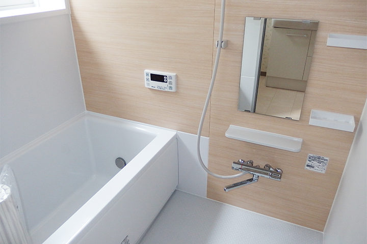浴室は木目調の壁を採用し、よりあたたかみのある空間を演出しました。