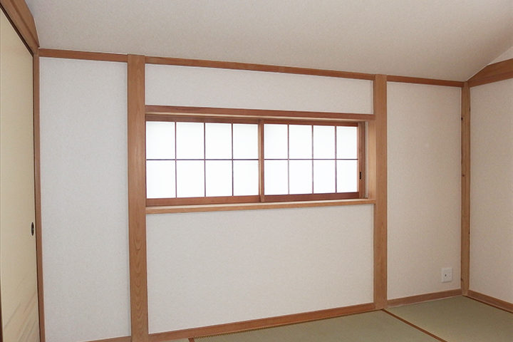 和室も壁から天井まで全てリフォームし、新たに窓を取り付けた事により室内に充分な光が入るようになりました。