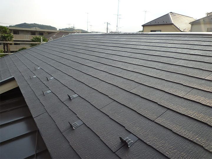 新しい屋根はコロニアルで、勾配の緩い既存部分はガルバリウム鋼板で葺き替えました。
