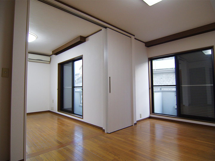 二階の洋室は間仕切り戸を開くと大きな一つの空間としても使用できます。
