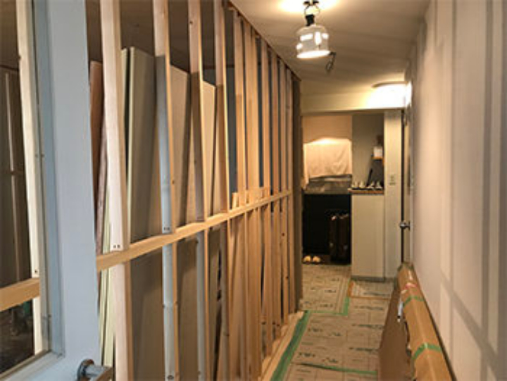 廊下と和室の間仕切り壁を新たに作ります。