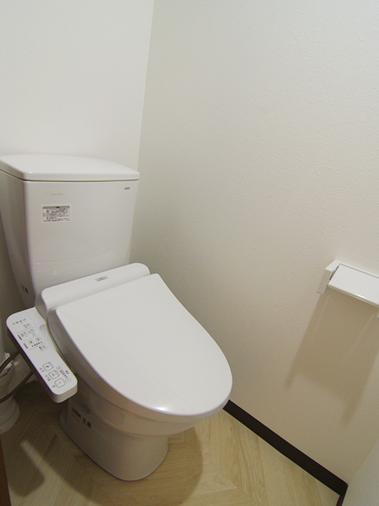 トイレも部屋の雰囲気に合わせて、白で統一した清潔感のある空間にしました。